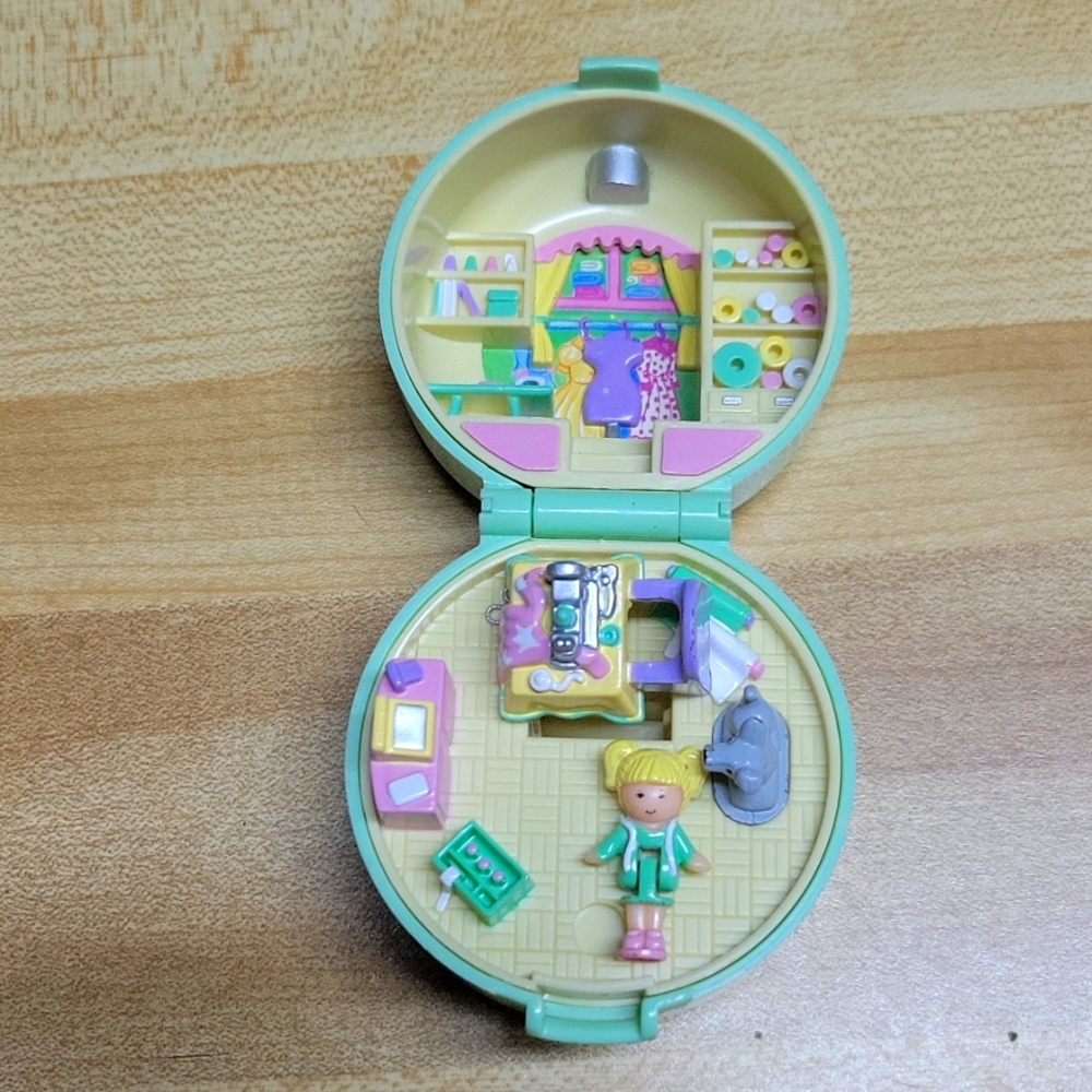 1991 RARE Polly Pocket Dazzling Dressmaker (Missing Ring)